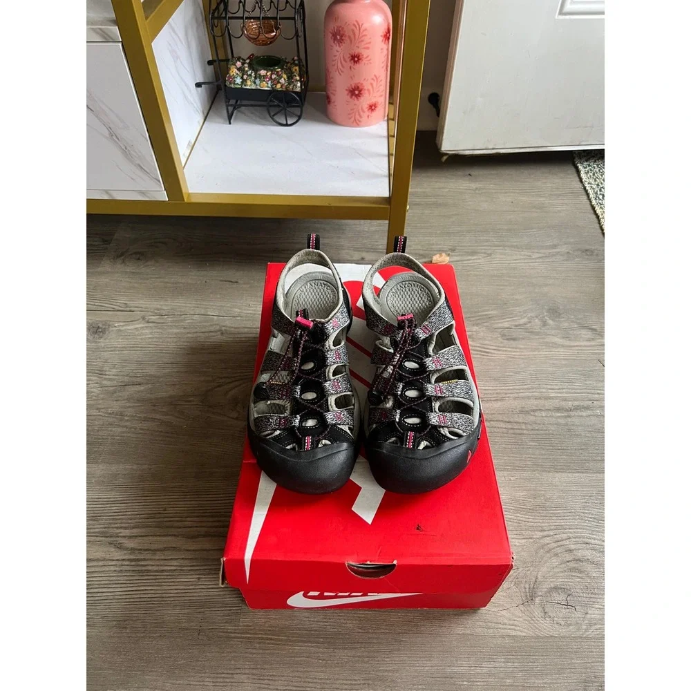 KEEN Newport H2 Sandals Women's Size 9 Gray Pink Waterproof Trail Hiking Shoes